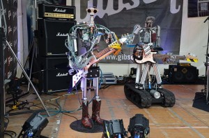 Compressorhead_-_Fingers_on_Gibson_Flying_V,_Bones_on_Fender_Precision_Bass_-_Musikmesse_Frankfurt_2013